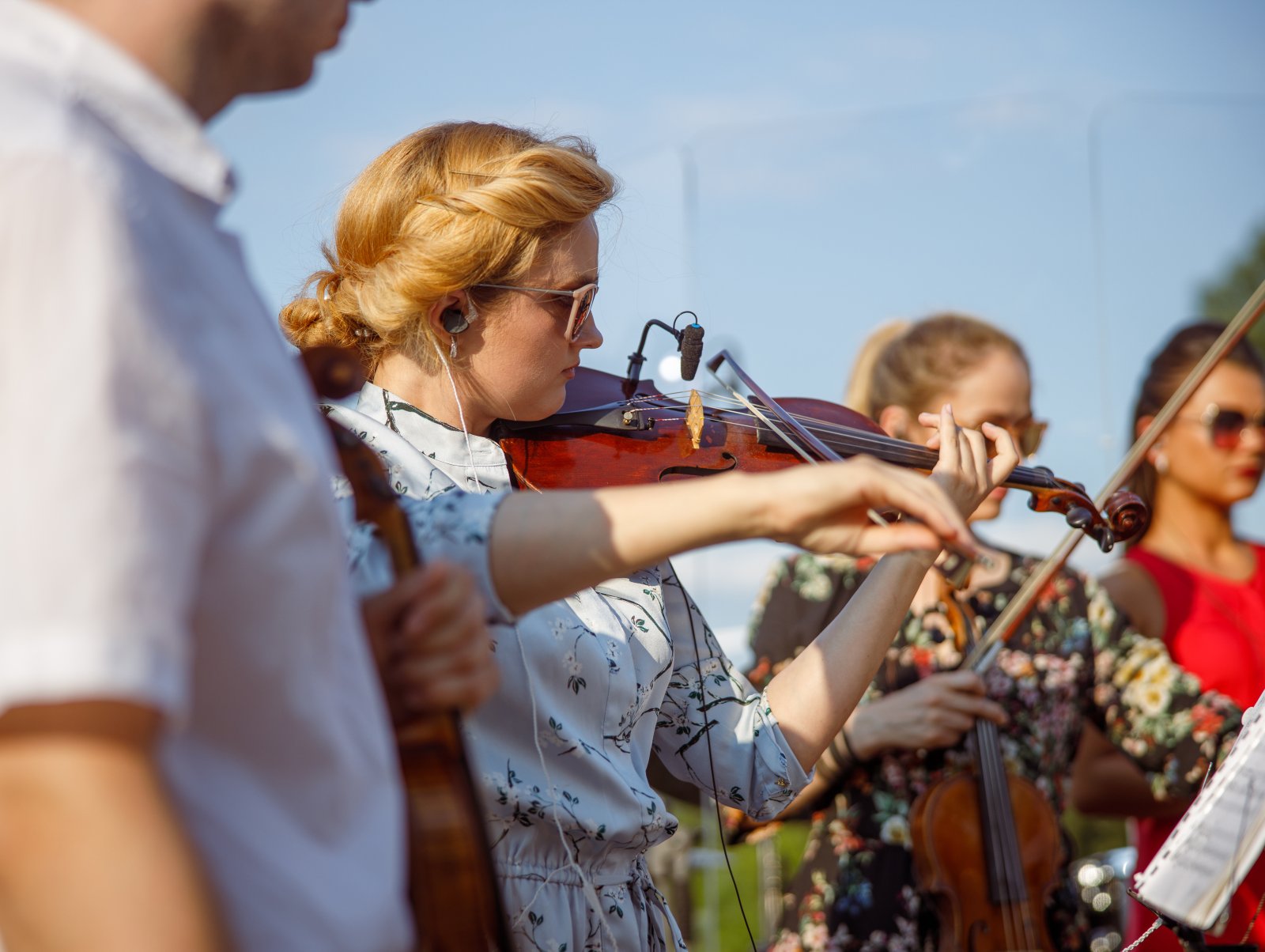 Wpływ muzyki ludowej na polski jazz 12 beautiful-young-woman-playing-violin-in-orchestra-2023-11-27-05-16-20-utc