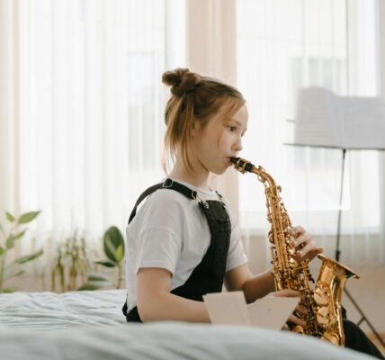 Jazz i edukacja – jak uczyć się tej muzyki i rozwijać swoje umiejętności 3 dziewczynka grająca na instrumencie