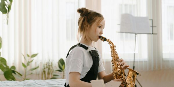 Jazz i edukacja – jak uczyć się tej muzyki i rozwijać swoje umiejętności 21 dziewczynka grająca na instrumencie