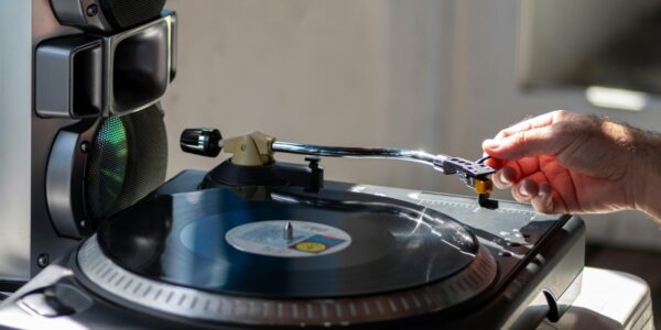 Powrót winyli – dlaczego jazz najlepiej brzmi z czarnej płyty? 20 winyl