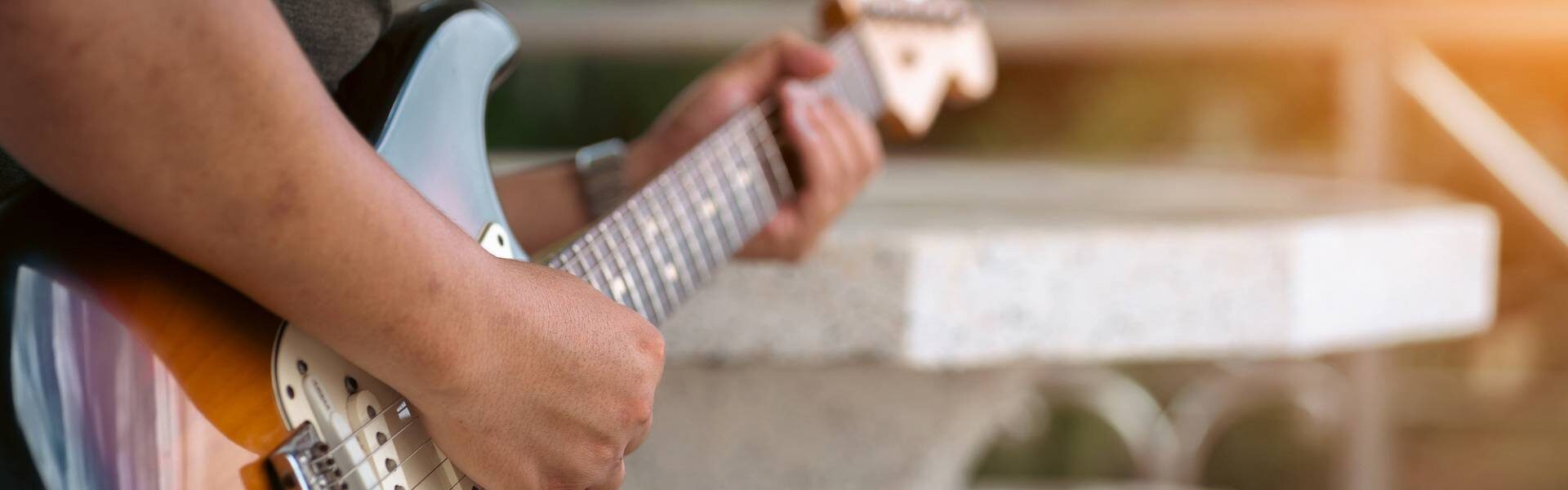 Drewno, prąd i rock and roll. Co sprawia, że gitara elektryczna brzmi? 1 gitara elektryczna