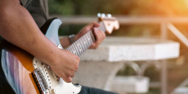 Drewno, prąd i rock and roll. Co sprawia, że gitara elektryczna brzmi? 17 gitara elektryczna